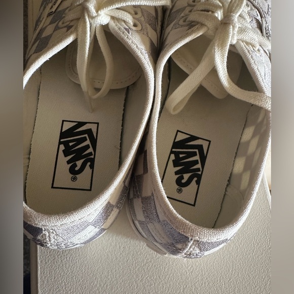 NWOT! Unisex “Vans” Embroidered Canvas Sneakers Size 6.5 Men’s - Size 8 Women’s - Picture 6 of 11